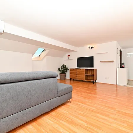 アパート Sime トロギール