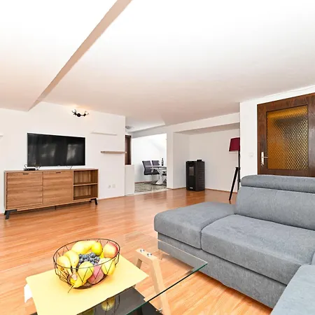 Sime アパート トロギール